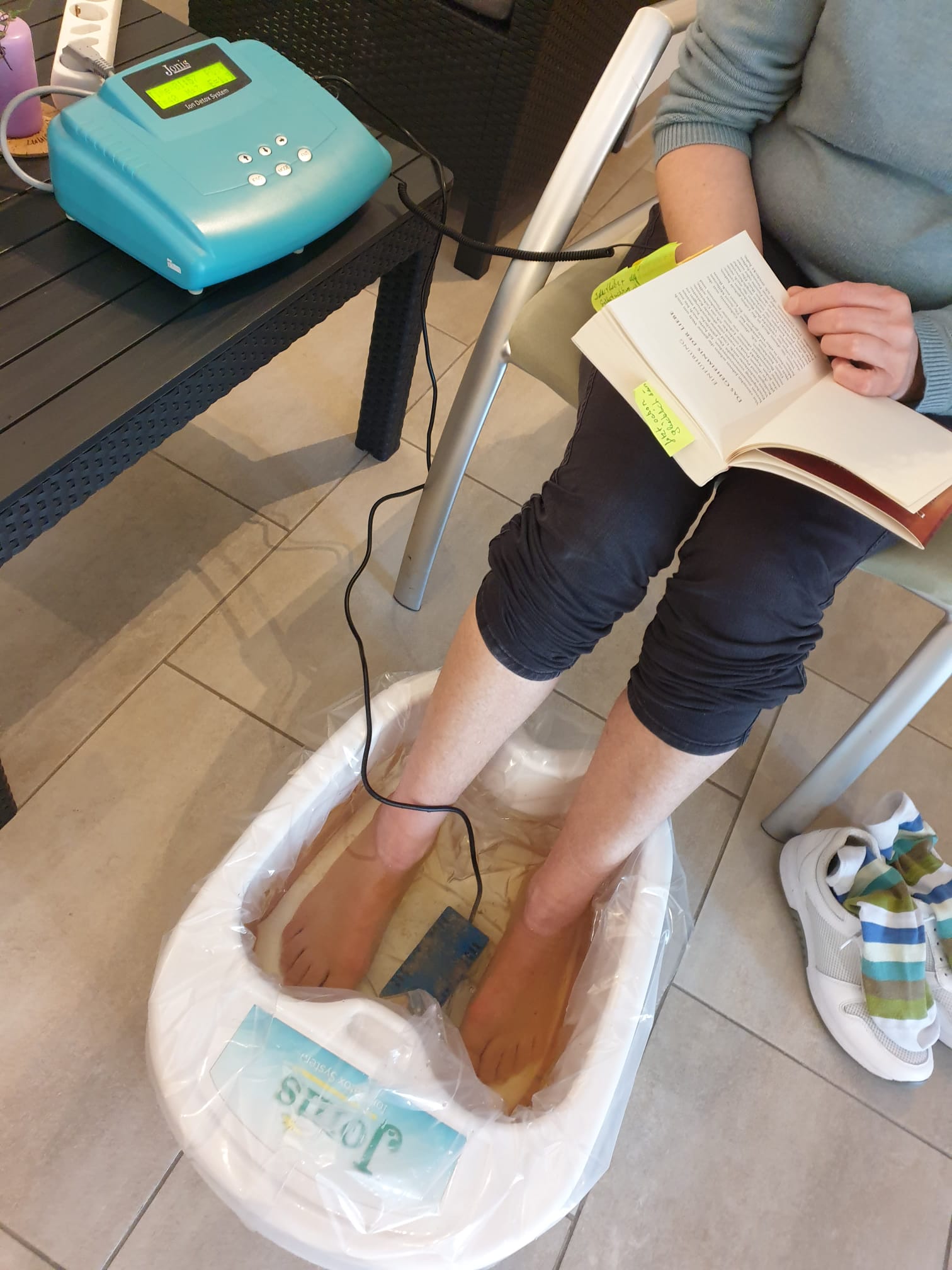 Detox-Fussbad vor der Anwendung mit klarem Wasser