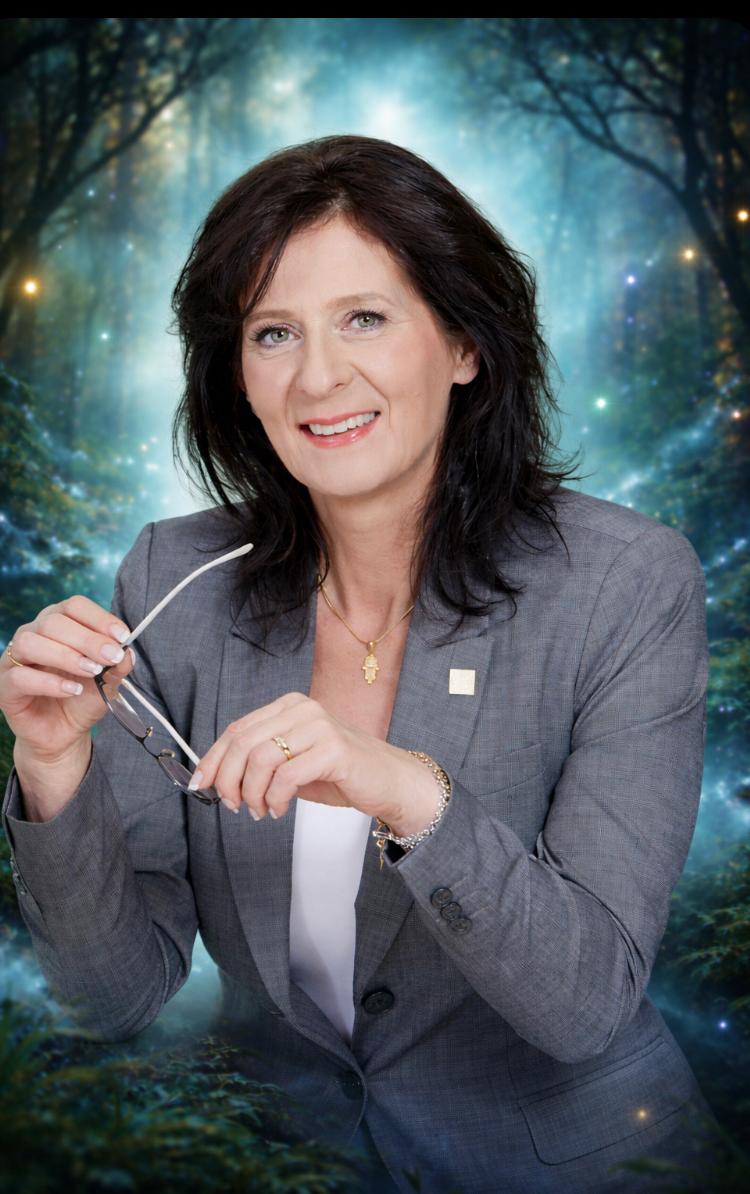 Anne mit freundlichem Portraet fuer die Kartenlege-Technik