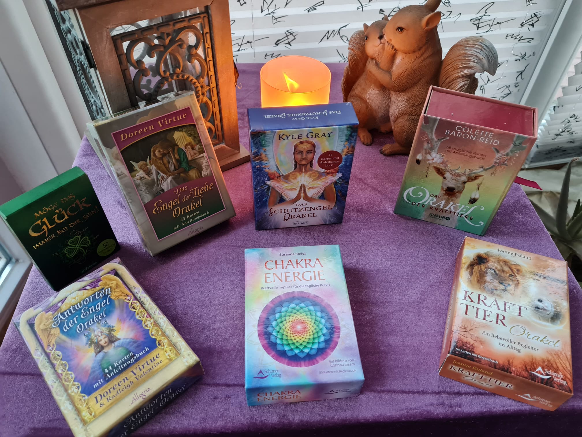 Auswahl an Karten, Orakeln und Pendeln fuer die Kartenlege-Technik