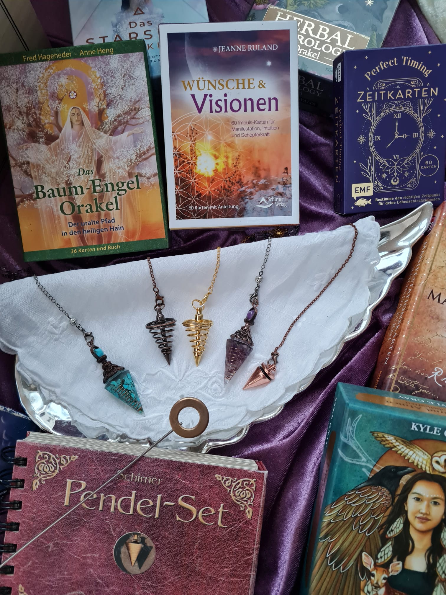 Holzkiste mit ausgewaehlten Karten und Begleitmaterial