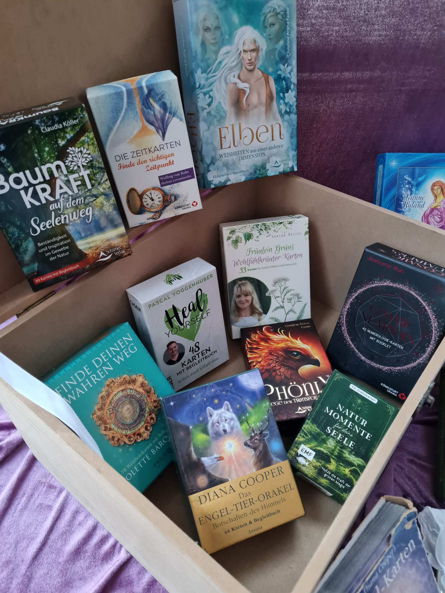 Detailaufnahme von Pendel-Set, Karten und Orakel-Buechern