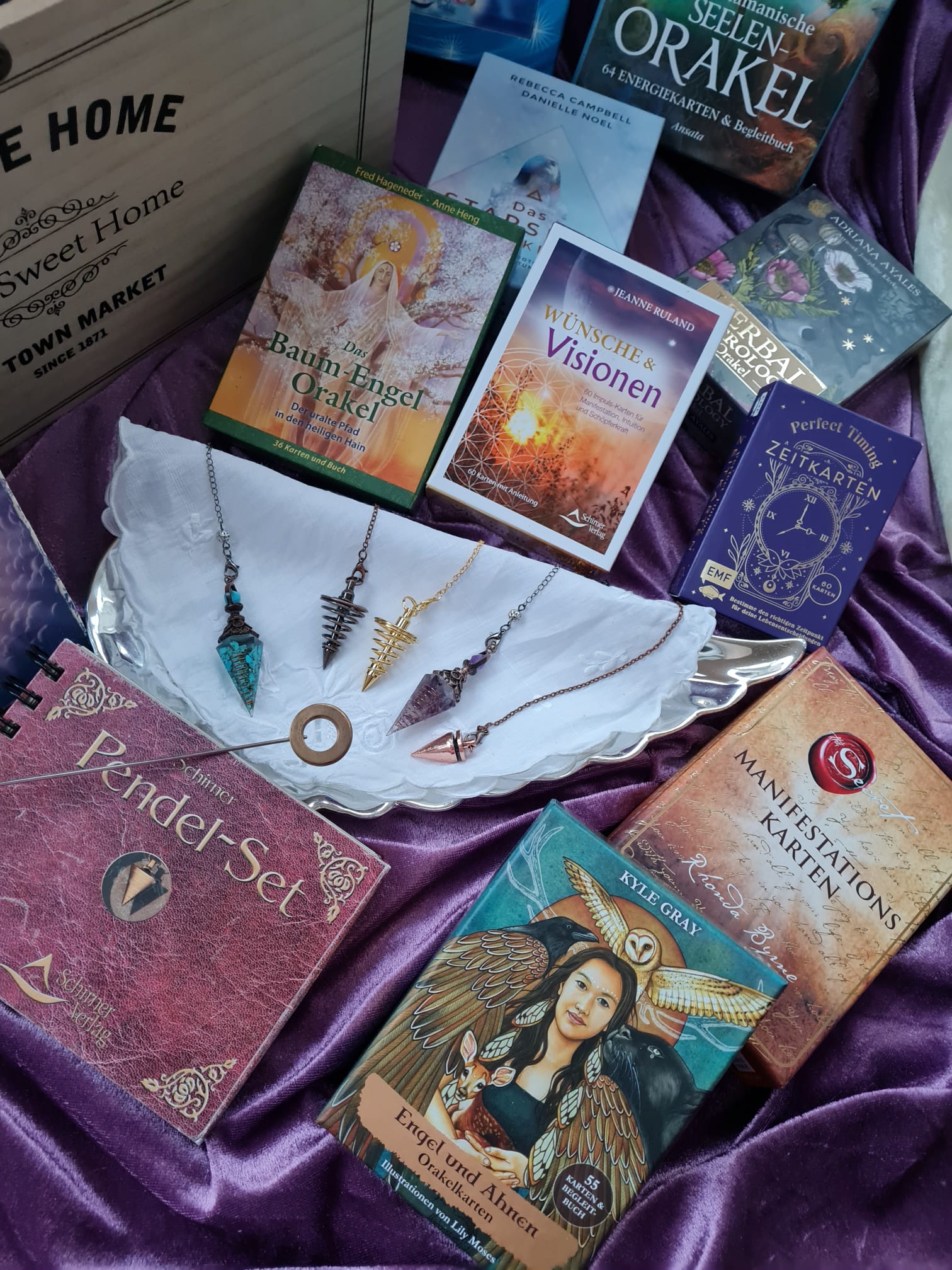 Karten- und Orakel-Auswahl auf violettem Tuch
